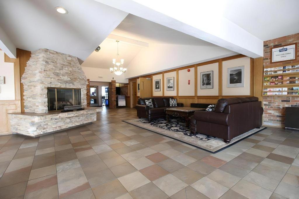 Medicine Hat Inn & Suites Extérieur photo